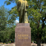 Wallpaper statue of Lenin for smartphone